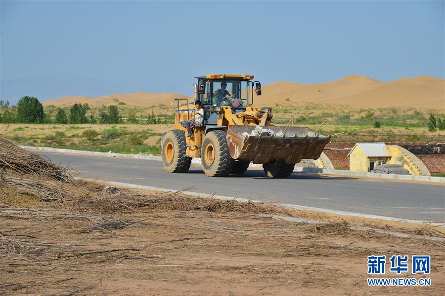 庫布其首條穿沙公路 矗立在大漠的無形豐碑