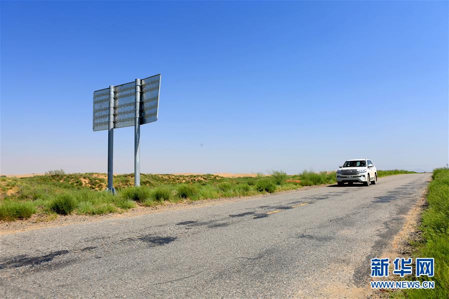 庫布其首條穿沙公路 矗立在大漠的無形豐碑