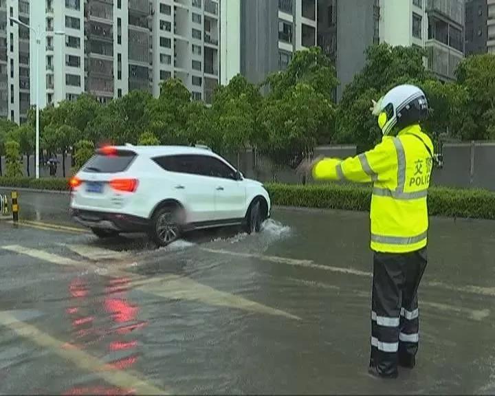 海南遭遇大風(fēng)強(qiáng)降雨