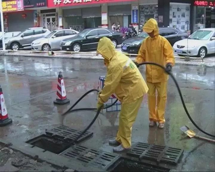 海南遭遇大風(fēng)強(qiáng)降雨