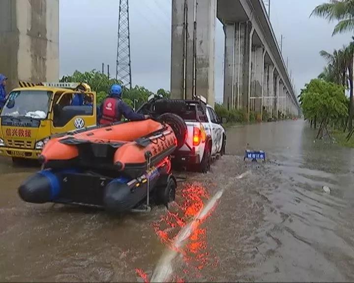 海南遭遇大風(fēng)強(qiáng)降雨