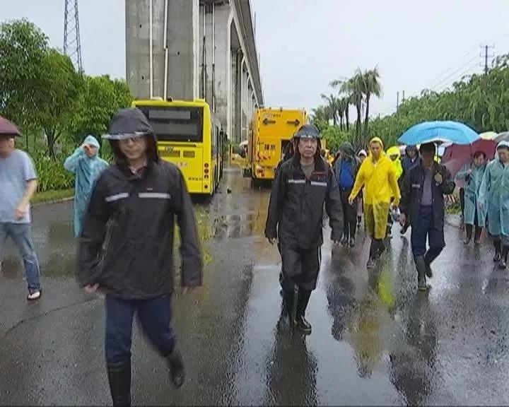 海南遭遇大風(fēng)強(qiáng)降雨