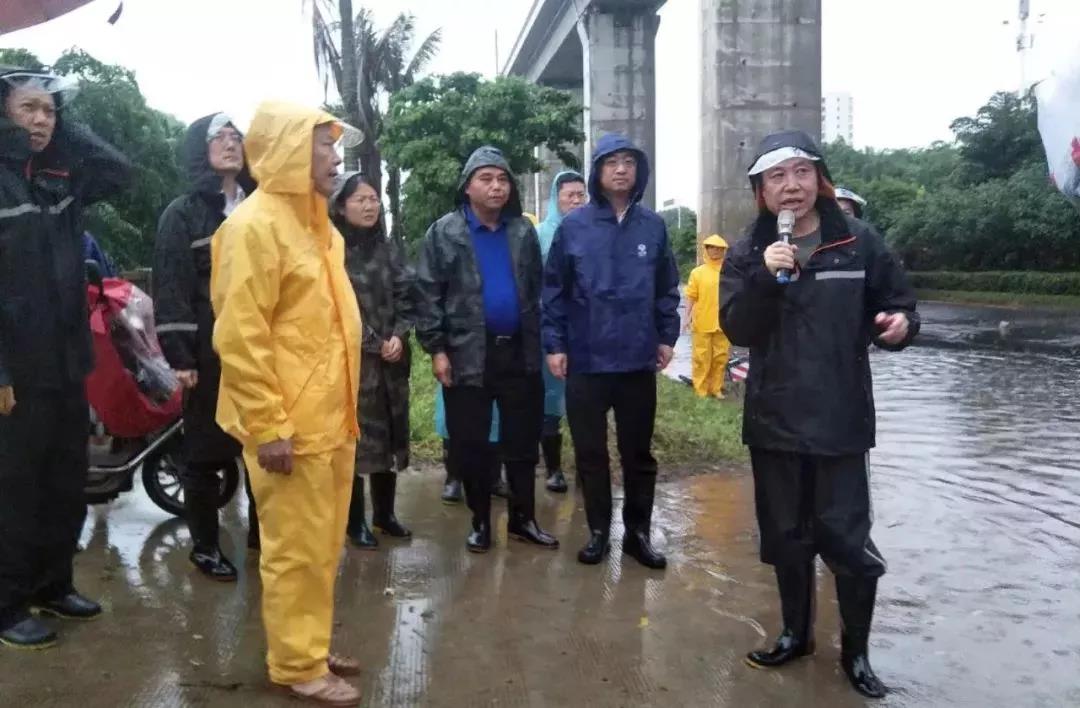 海南遭遇大風(fēng)強(qiáng)降雨