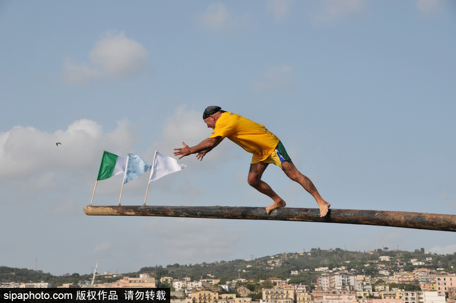 這項(xiàng)傳統(tǒng)比賽刺激又好玩！意大利漁民過(guò)獨(dú)木橋摘旗子五花八門(mén)落水姿勢(shì)令人捧腹