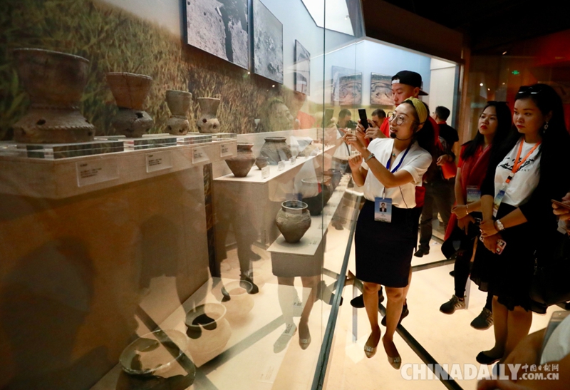 “重走古絲路 奏響大合唱”代表團(tuán)一行參觀烏蘭察布博物館