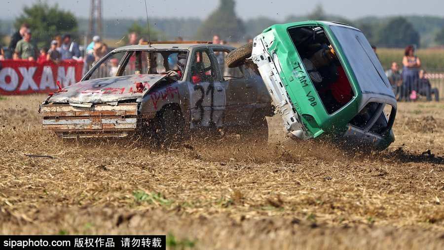 開(kāi)著“破”車(chē)去比賽！法國(guó)另類(lèi)汽車(chē)競(jìng)技賽讓人大開(kāi)眼界