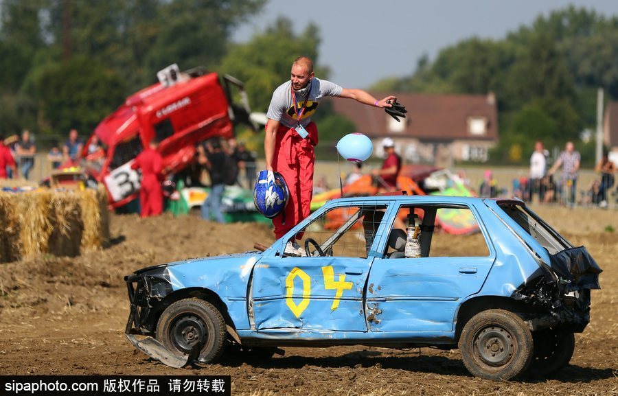 開(kāi)著“破”車去比賽！法國(guó)另類汽車競(jìng)技賽讓人大開(kāi)眼界