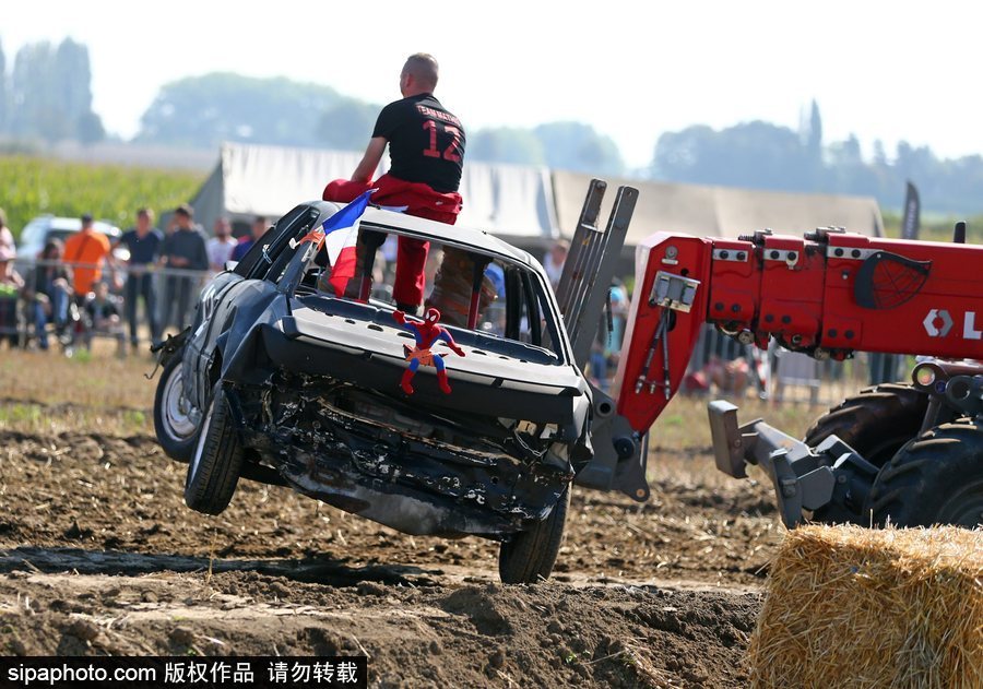 開著“破”車去比賽！法國另類汽車競技賽讓人大開眼界