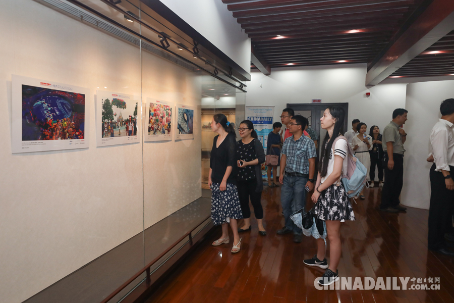 《百名攝影師聚焦上海》精選圖片展高校首展在復旦大學舉行