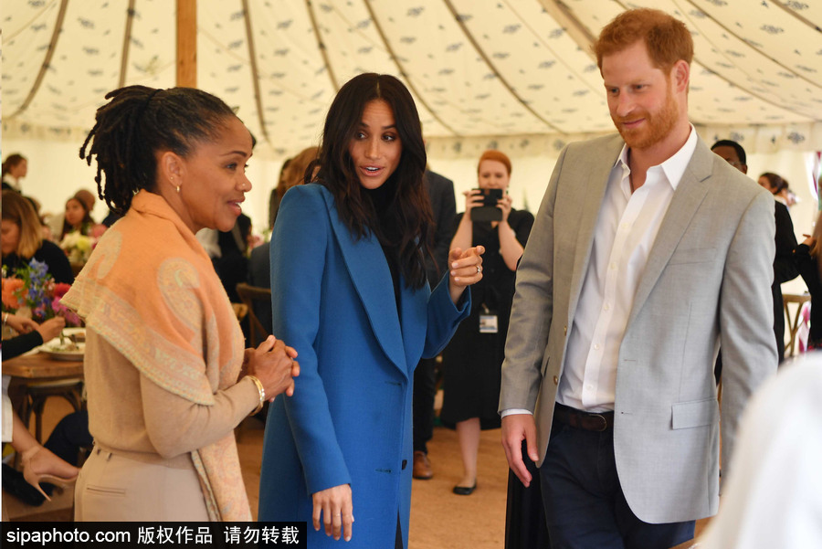 英國哈里王子夫婦出席烹飪書籍出版儀式 梅根王妃親自嘗試展現(xiàn)廚藝