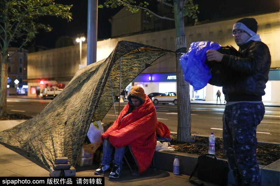 “蘋(píng)果”的誘惑！莫斯科街頭上演“扎營(yíng)露宿”只為購(gòu)買(mǎi)iPhone X系列新品