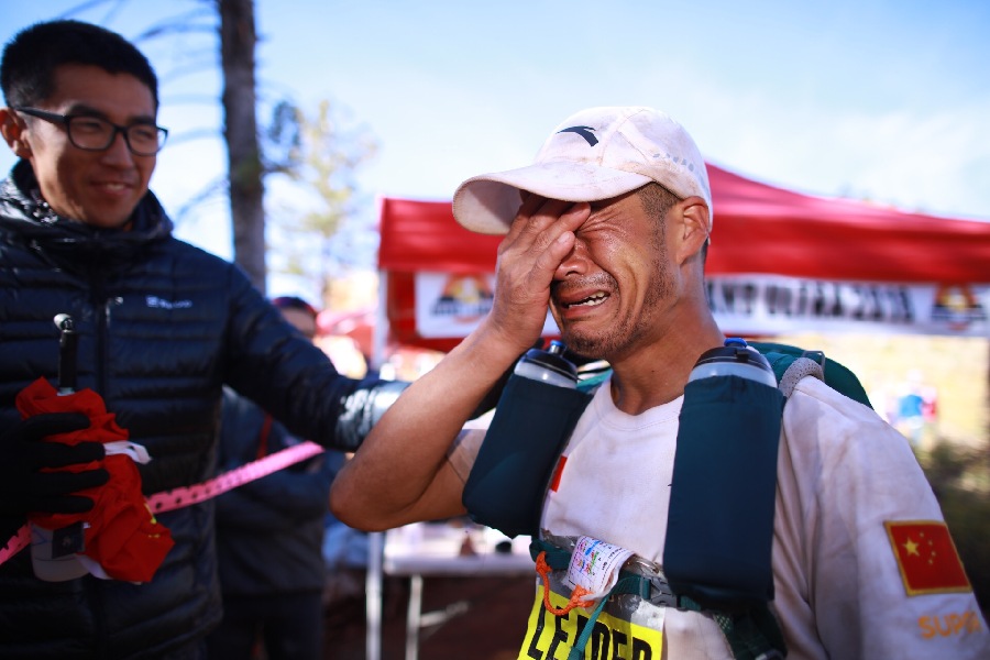 中國“跑神”再創(chuàng)歷史！陳盆濱33小時(shí)穿越273公里沙漠奪美國頭牌極限越野賽冠軍