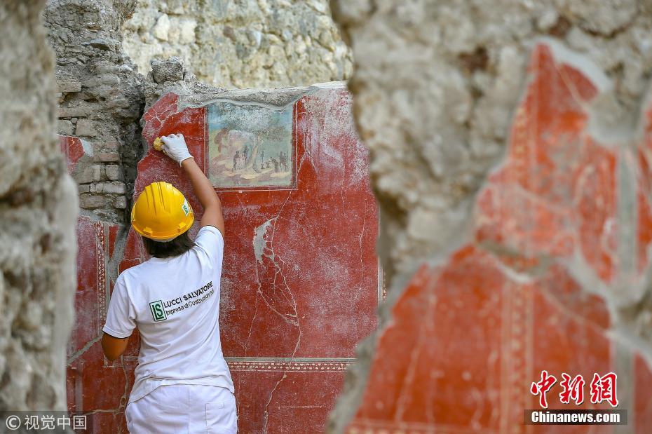 意大利龐貝古城精美壁畫遺跡出土 工作人員展開修復(fù)