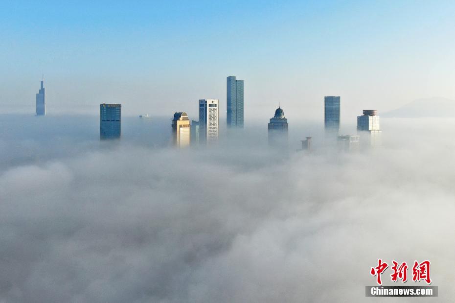 航拍大霧南京 城市樓宇似“天宮勝景”