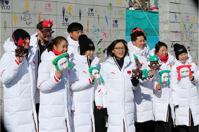 平昌冬奧會(huì)中國體育代表團(tuán)升旗儀式在江陵運(yùn)動(dòng)員村舉行